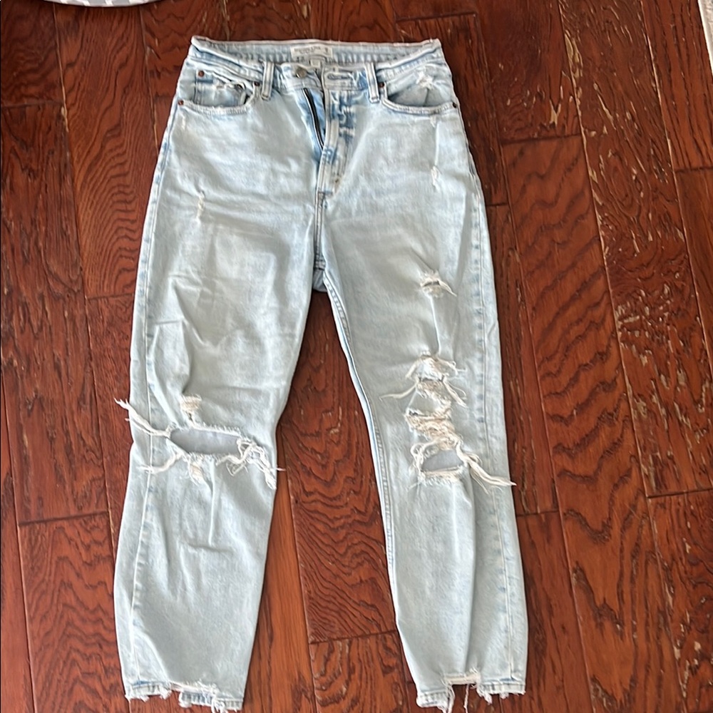 Abercrombie Ultra High Rise. The ankle straight. Light wash